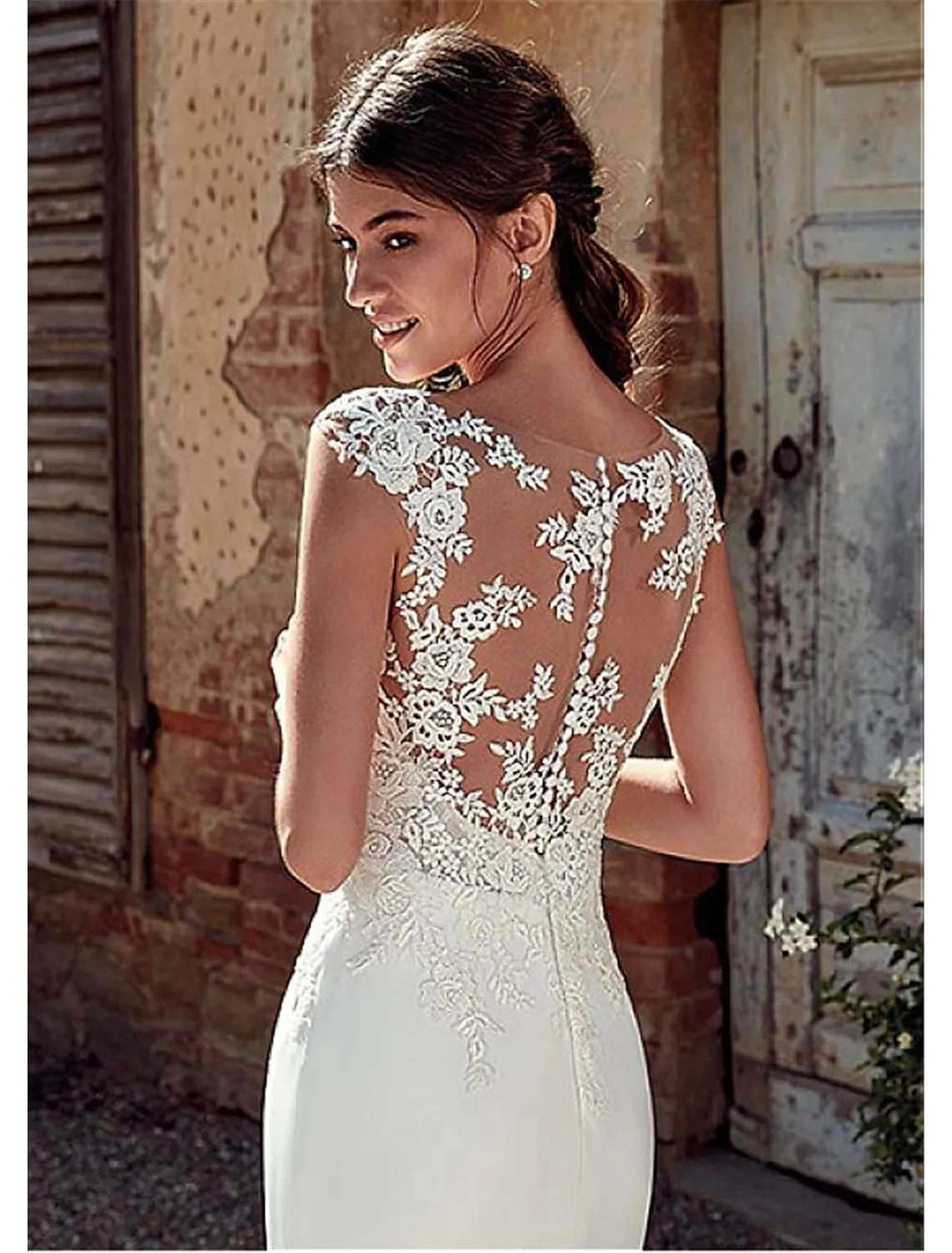 Luolandi Beach Open Back Wedding Dresses Mermaid / Trumpet Illusion Neck Cap Sleeve Court Train Chiffon Outdoor Bridal Gowns With Appliques Fall Wedding Party